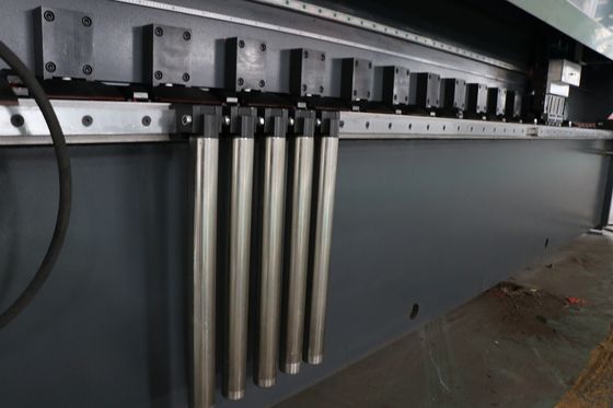 薄板金CNCは機械1250x6000Mm、機械0.4mmに溝を作る紫外線縦Vを切った