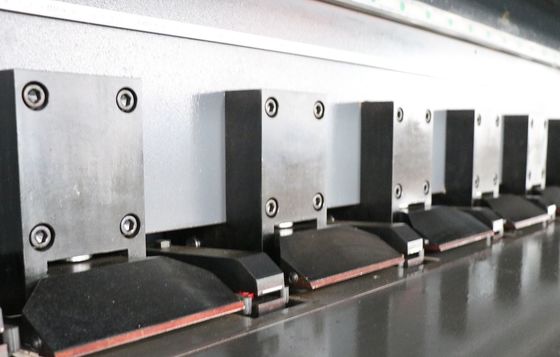 薄板金CNCは機械1250x6000Mm、機械0.4mmに溝を作る紫外線縦Vを切った
