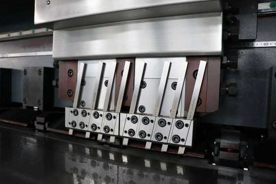 薄板金CNCは機械1250x6000Mm、機械0.4mmに溝を作る紫外線縦Vを切った