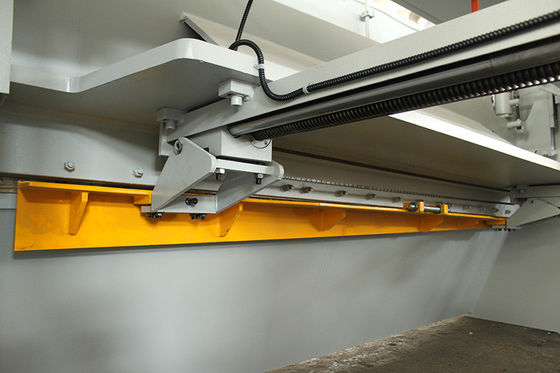 8mm CNCの薄板金の油圧せん断の打抜き機3200Mm